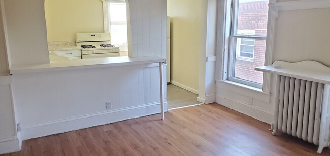 Building Photo - 404 S Webster Ave