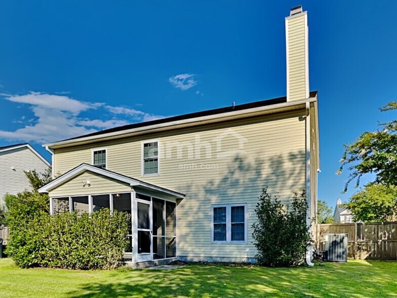 Building Photo - 516 Holiday Dr