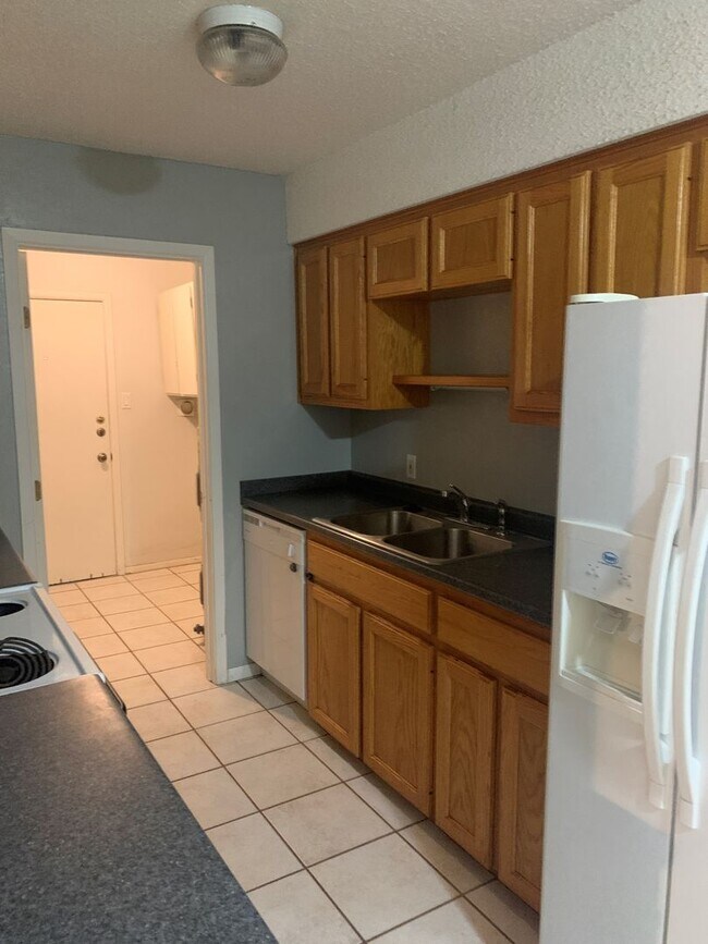 Building Photo - 415 Live Oak St