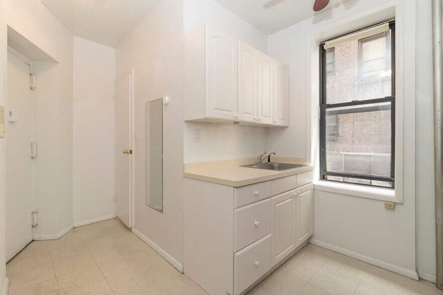 Building Photo - 337 E 94th St