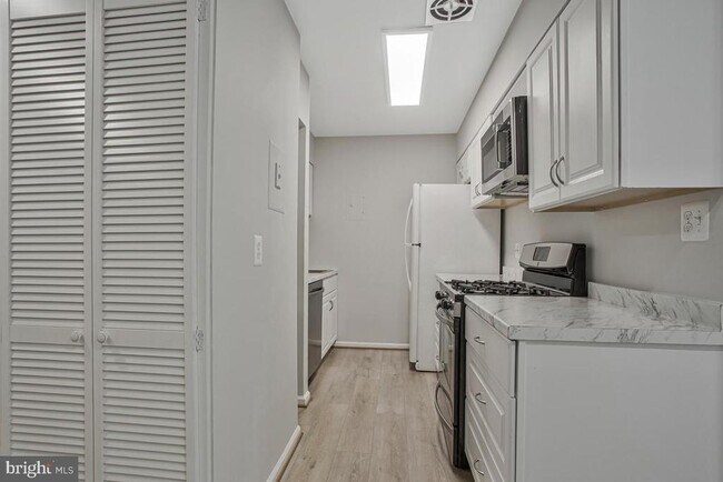 Building Photo - 15 Silverwood Cir