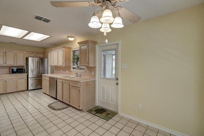 Building Photo - 4321 Holly Ridge Dr