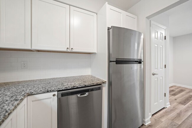 Building Photo - 3BR/2.5BA Townhome in Prime Durham/Chapel Hill Location!