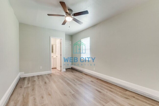 Building Photo - 6330 Cinnamon Oaks Dr