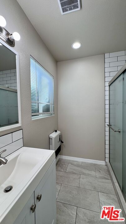 Building Photo - 6117 1/2 S Victoria Ave