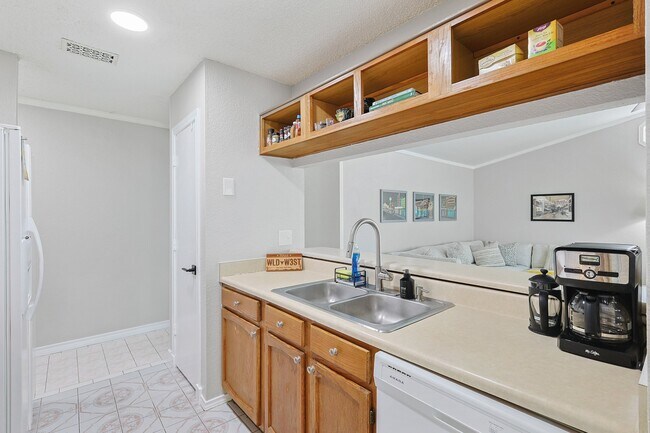 Building Photo - 2502 High Hollow Dr