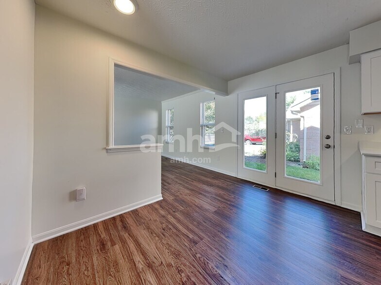 Building Photo - 3270 Village Dr