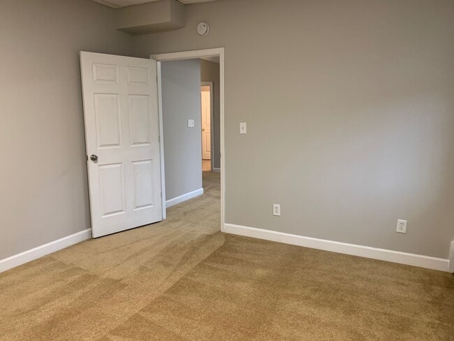 Building Photo - 5 Bed | 3.5 Bath House with Finished Basem...