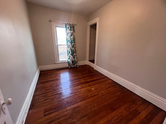 Building Photo - Two Bedroom Apartment! Three Blocks from Michigan Ave (Medical Mile)