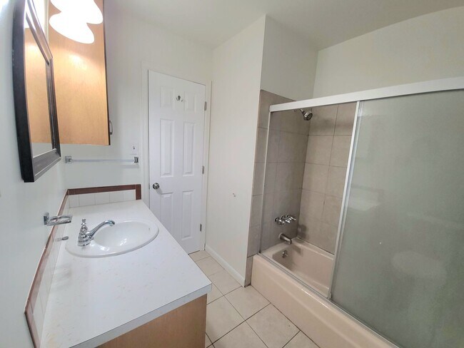 Building Photo - West 20th Apartment in Great Location