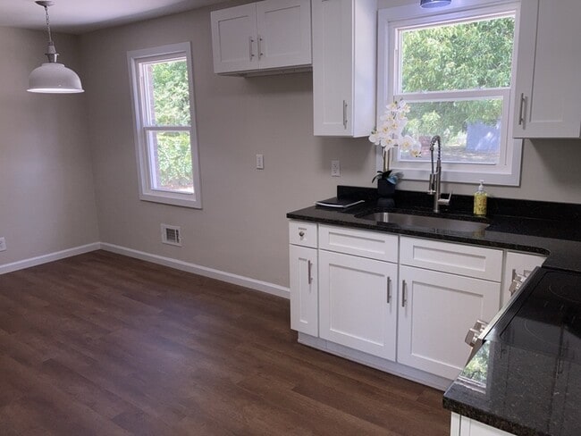 Building Photo - 5 Monaview St