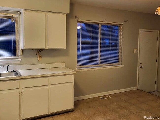 Building Photo - 1342 S Linville Ave