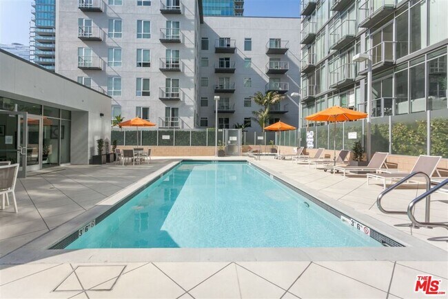 Building Photo - 645 W 9th St