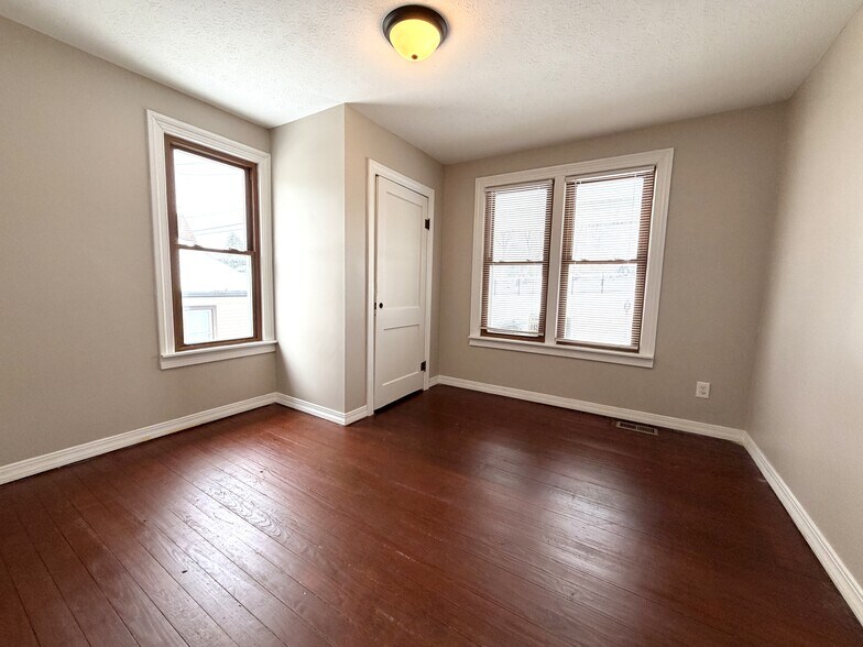 Building Photo - 988 N Maple St