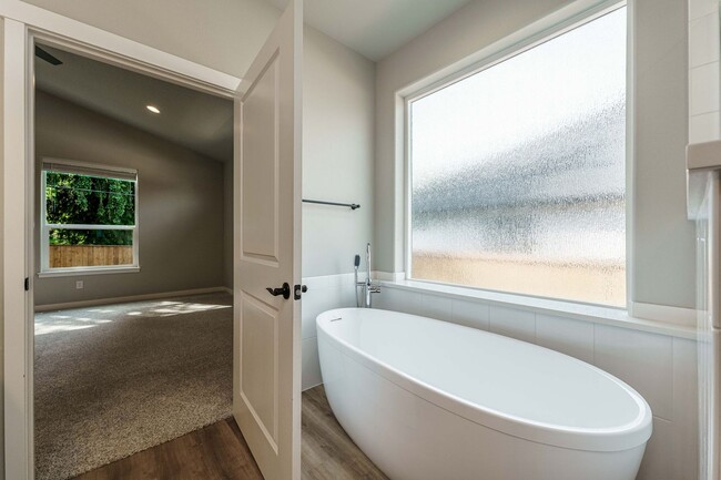 Building Photo - Spacious 4BR Modern Retreat and Luxury Liv...