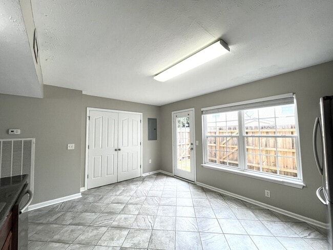 Building Photo - INDIAN PARK END UNIT TOWNHOME!