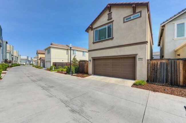 Building Photo - Now Leasing – 3 Bed + Loft, 2.5 Bath (2019...