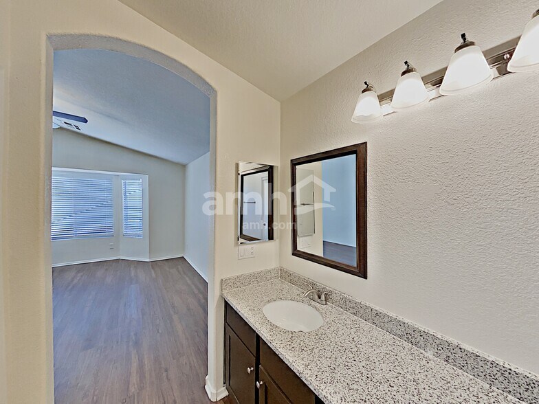 Building Photo - 7547 W Vermont Ave