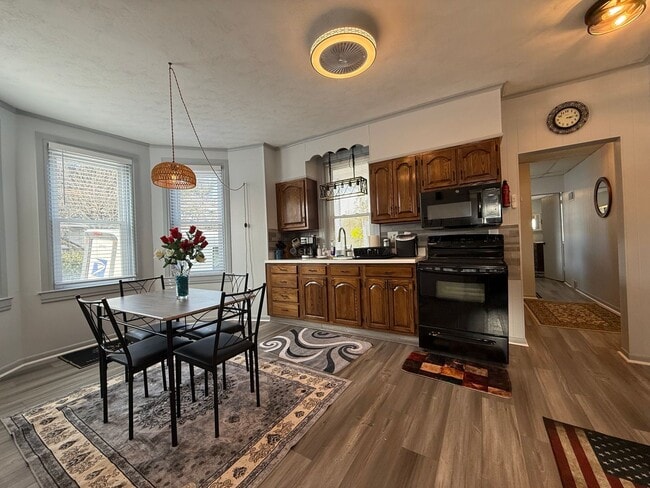 Building Photo - 400 Maple St