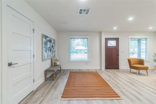 Building Photo - 1502 Villanova Dr