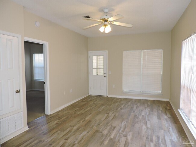 Building Photo - 206 Wildflower Ln