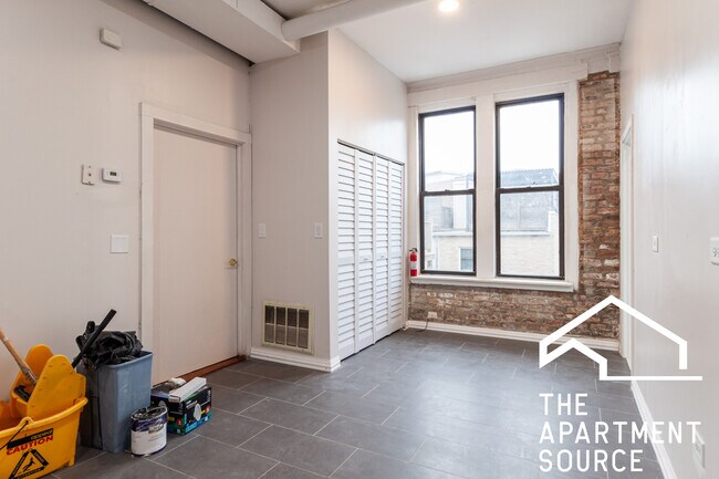 Building Photo - 3345 N Clark St