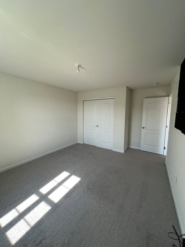 Building Photo - THREE BEDROOM TOWNHOME- PARKLAND SCHOOLS