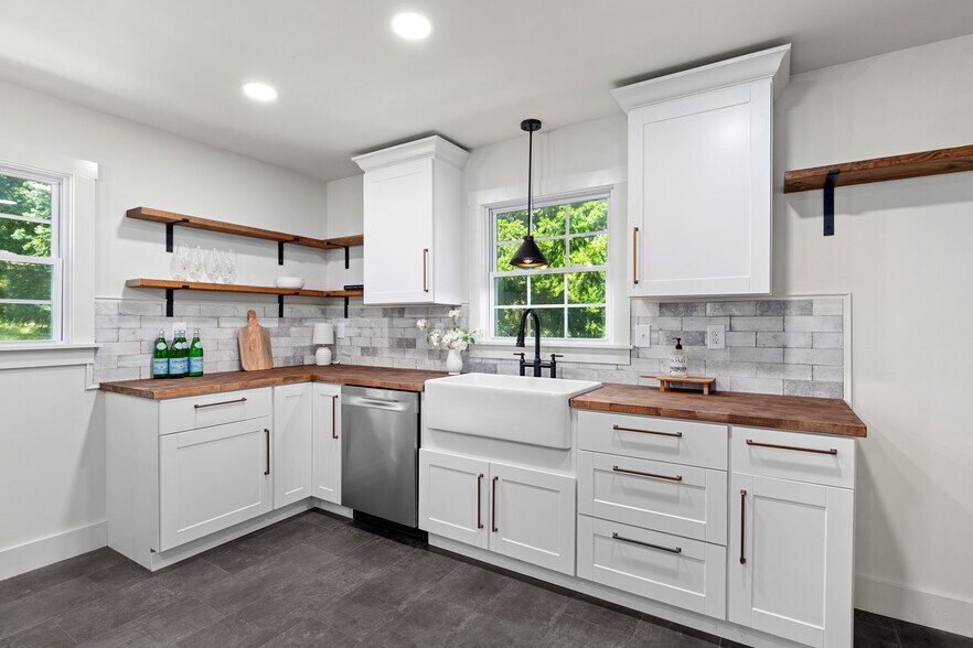 Building Photo - 7916 Valley View Dr SE