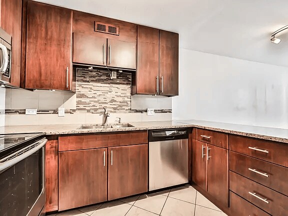 Building Photo - 1212 N La Salle Dr