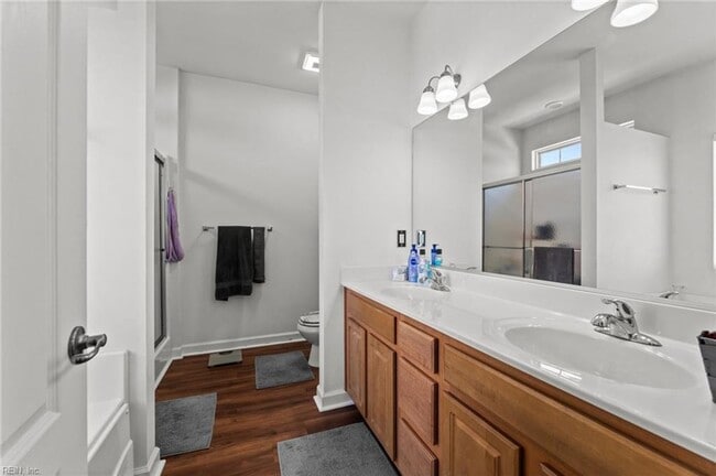 Building Photo - 3 Story Townhouse-style Condo Near Town Ce...