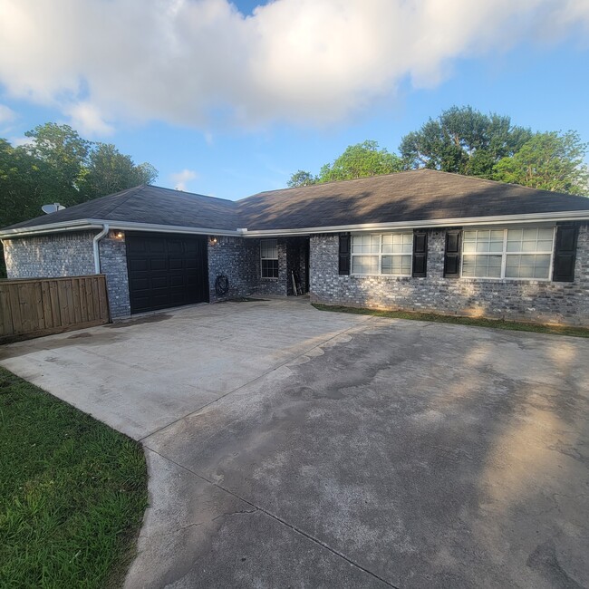 Building Photo - 312 Mesquite St