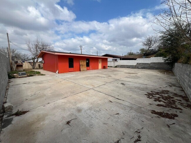 Building Photo - 2703 Diaz St
