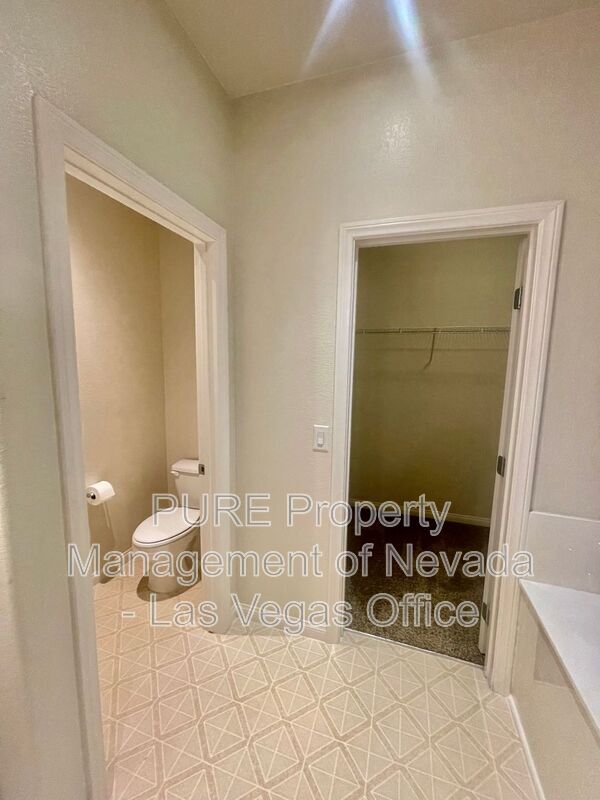 Building Photo - 117 Castle Course Ave