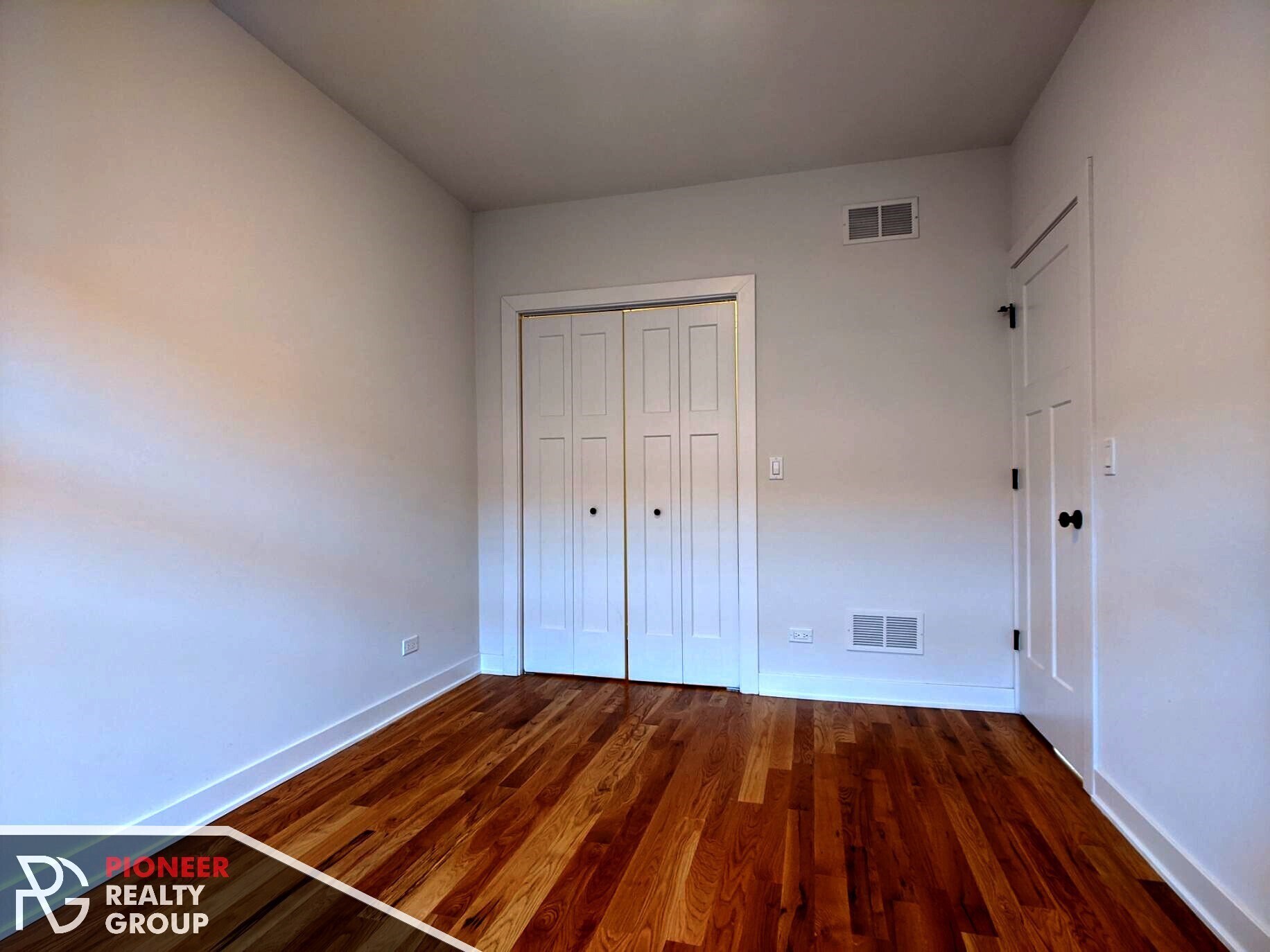 Building Photo - 2211 W Eastwood Ave