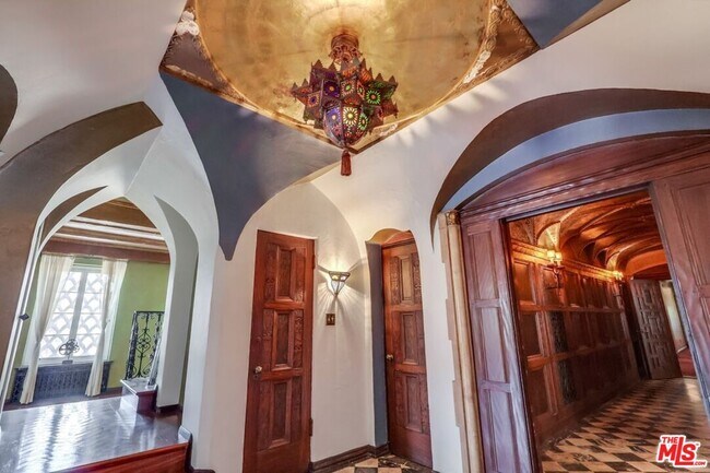 Building Photo - 642 S Bronson Ave