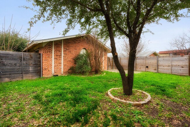 Building Photo - **Remodeled 2/1 Duplex in Southeast Austin – Modern Style, Open Layout, and Prime Location!**