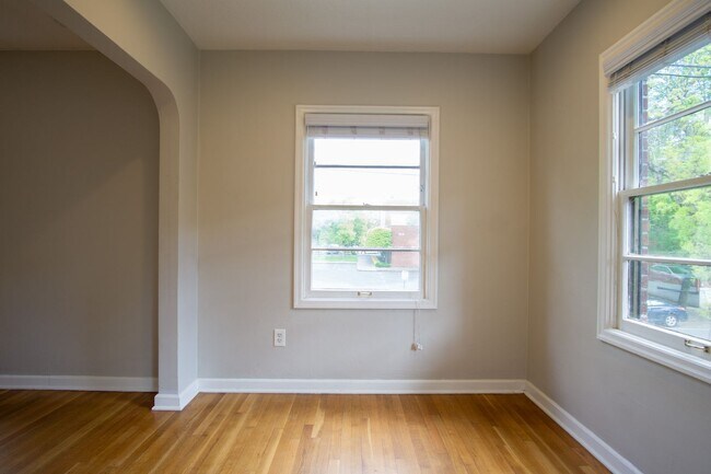 Building Photo - Charming NW 1-Bed Ready Late May!