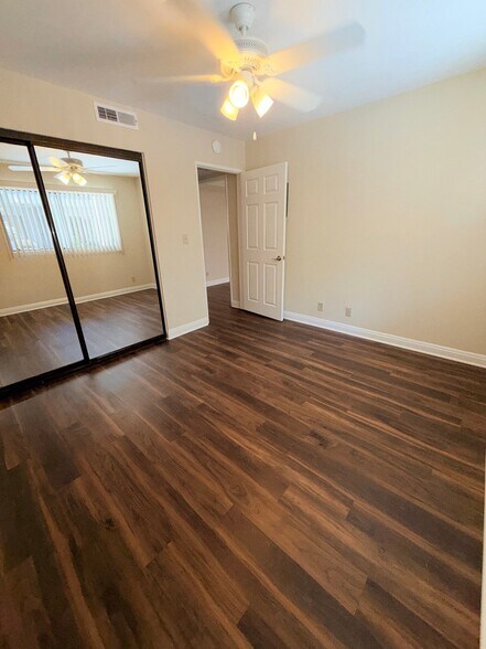 Building Photo - 515 E Elmwood Ave