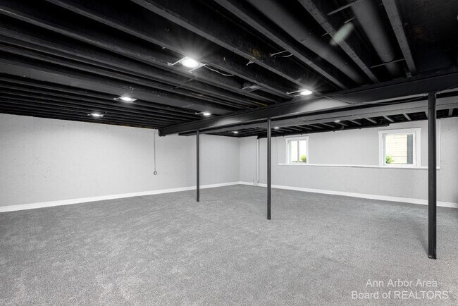 Building Photo - 2 Maple Vlg Ct