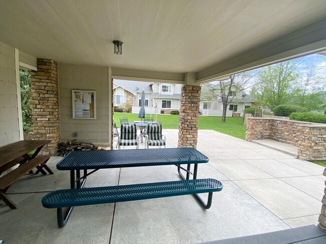 Building Photo - Well located 2+ bedroom townhome