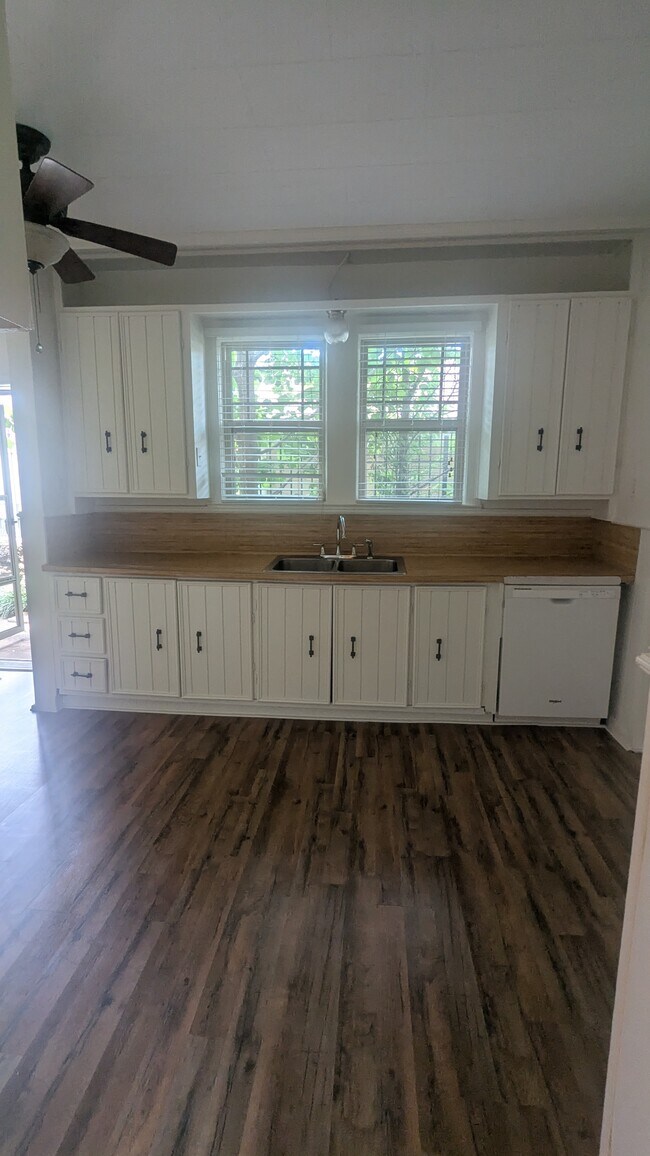 Building Photo - 328 Mockingbird Ln