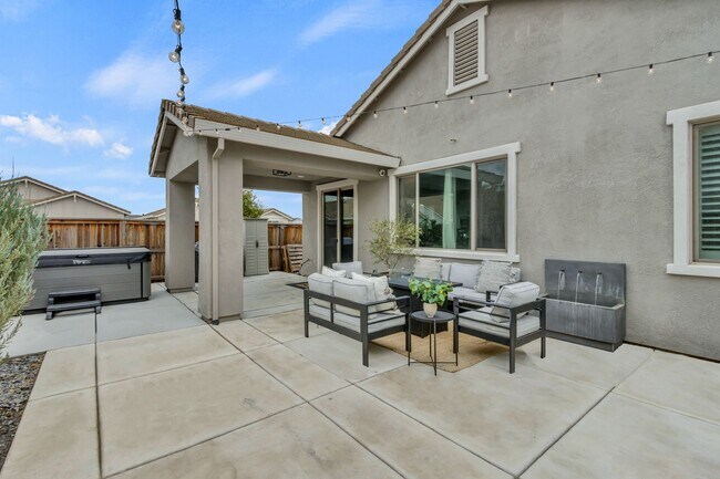 Building Photo - Newer Home on Large Corner Lot with Lots of Natural Light!