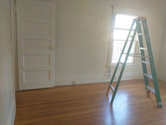 Building Photo - 1329 W 29th St