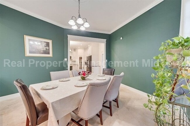Building Photo - Stunning 4-Bedroom Retreat with Designer T...