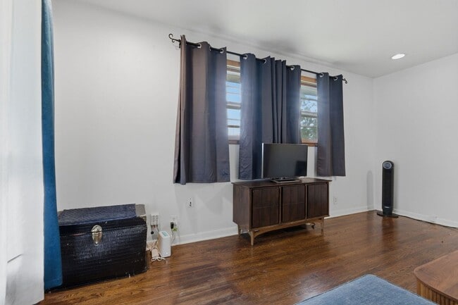 Building Photo - Two Bedroom/One Bathroom Duplex Unit