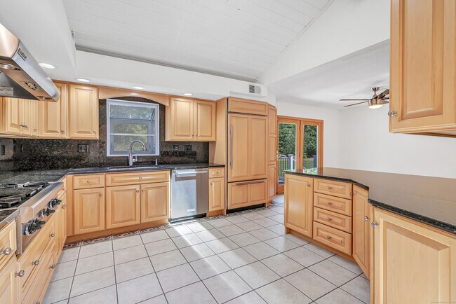 Building Photo - 21 Greenbriar Rd