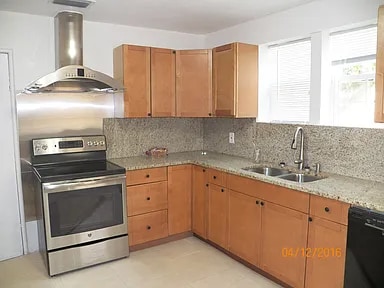 Primary Photo - 115 E Chapman Rd