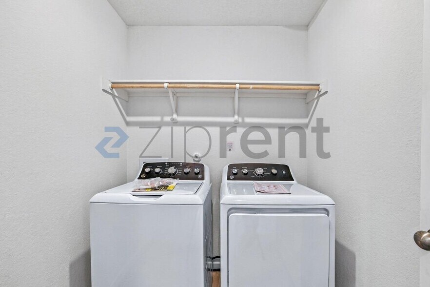 Building Photo - Unit