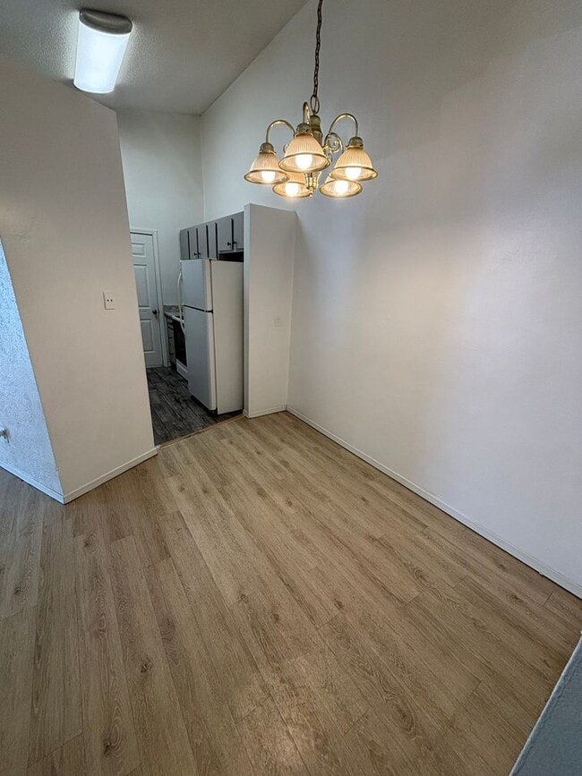 Building Photo - Cozy 2 bedroom 1.5 bath Lawn Maintenance I...