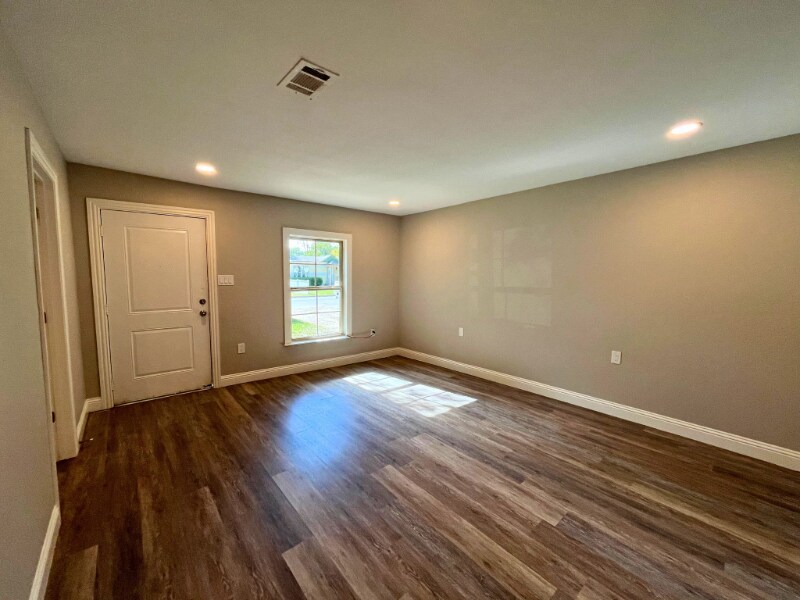 Building Photo - 3913 Chenault St